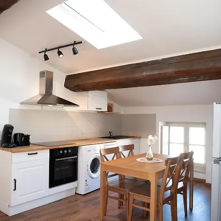 Chaleureux Au Pied De La Cité Avec Parking *